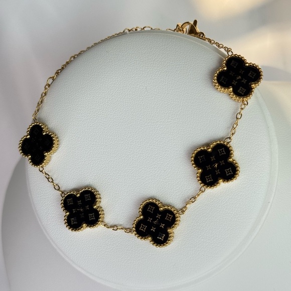 Elegant Gold and Black Clover Bracelet - Picture 3 of 3